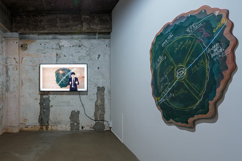컨템포로컬_펀치볼 Punch bowl_철판페인트 나무판 위에 초크드로잉_2020_ⓒArt Centre Art Moment. All rights reserved.