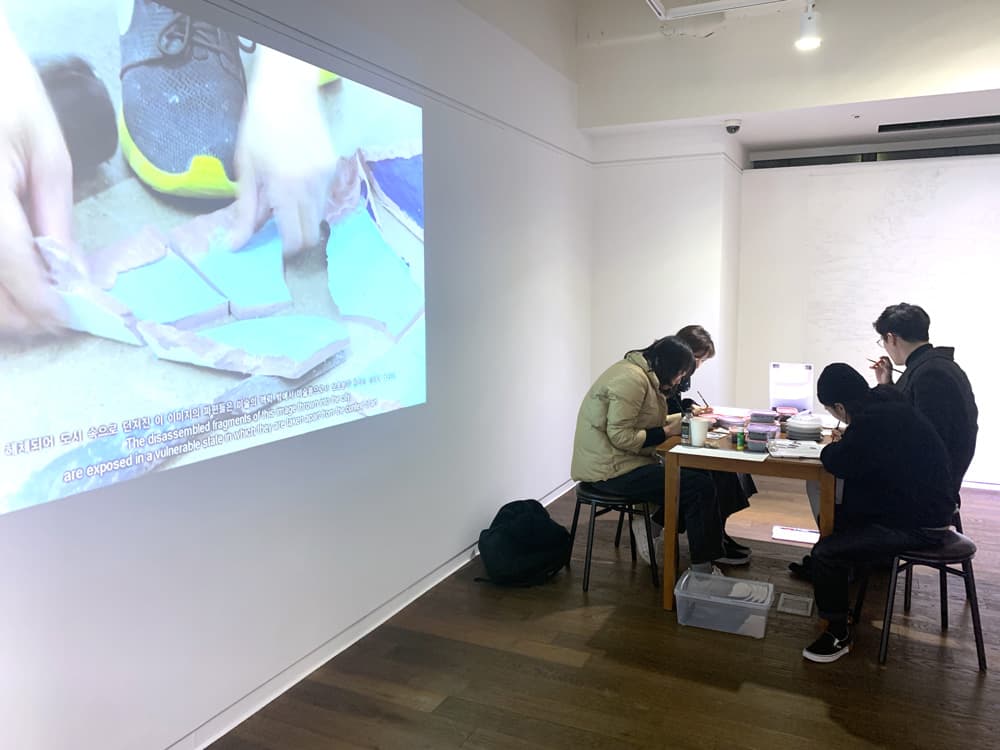 안규철 [그들이 떠난 곳에서-바다] 546×216cm 종이에 연필 2019 ※관객참여