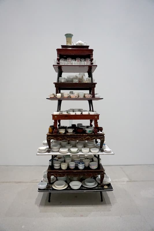최정화, 꽃의 향연(Feast of Flower), 2015, 생활그릇, (Used Kitchenware),  75.5x122x290cm