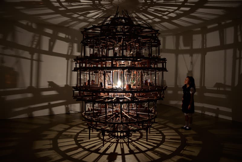 양정욱, 피곤은 언제나 꿈과 함께, 2003, 나무, 모터, 실, PVC, 330x250x250cm, 국립현대미술관 소장