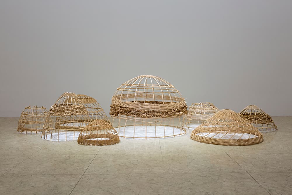 곽이랑_염_Acrylic on hospital curtain, Rattan, Salt_(Curtain_each)200x180cm, Dimension variable, 2020-2021