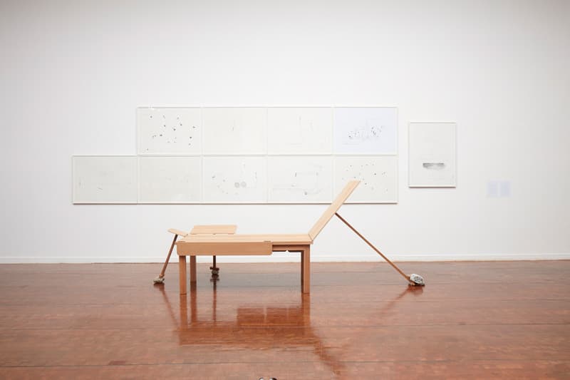 정서영, <괴물의 지도, 15분>, 설치, 먹지드로잉, 나무 탁자, 돌, 75x109.5cm(드로잉 10점), 122.5x415x132cm(설치), 2008-2009