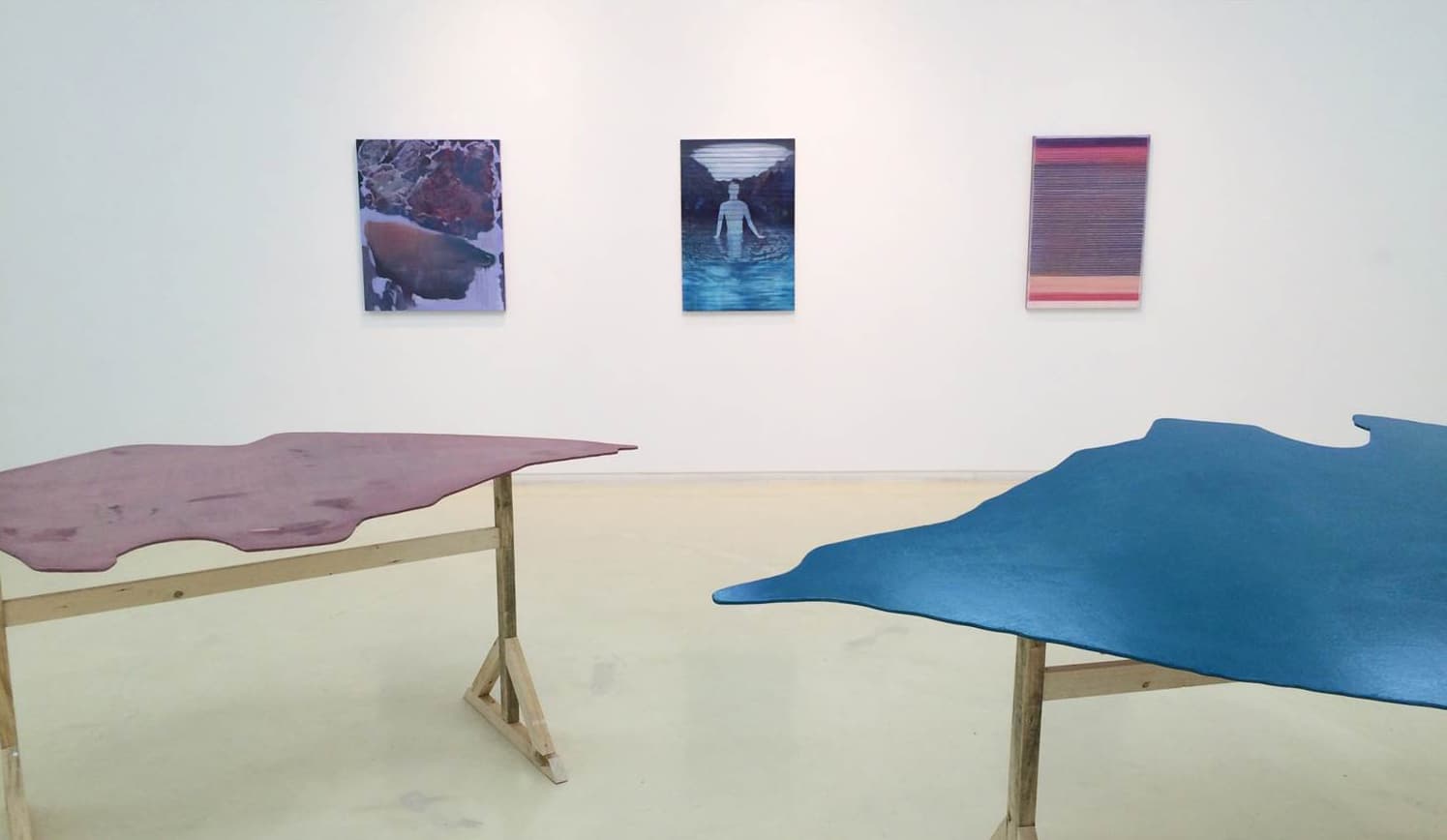신승재, 긴 텅 빈 저수지, 가변크기(각 73 x 35 cm, 73 x 45 cm, 73 x 40 cm), 캔버스에 유채와 오일파스텔, 목조 구조물, 2015 Seung Jae Shin, Long naked reservoir, variable size (73 x 35