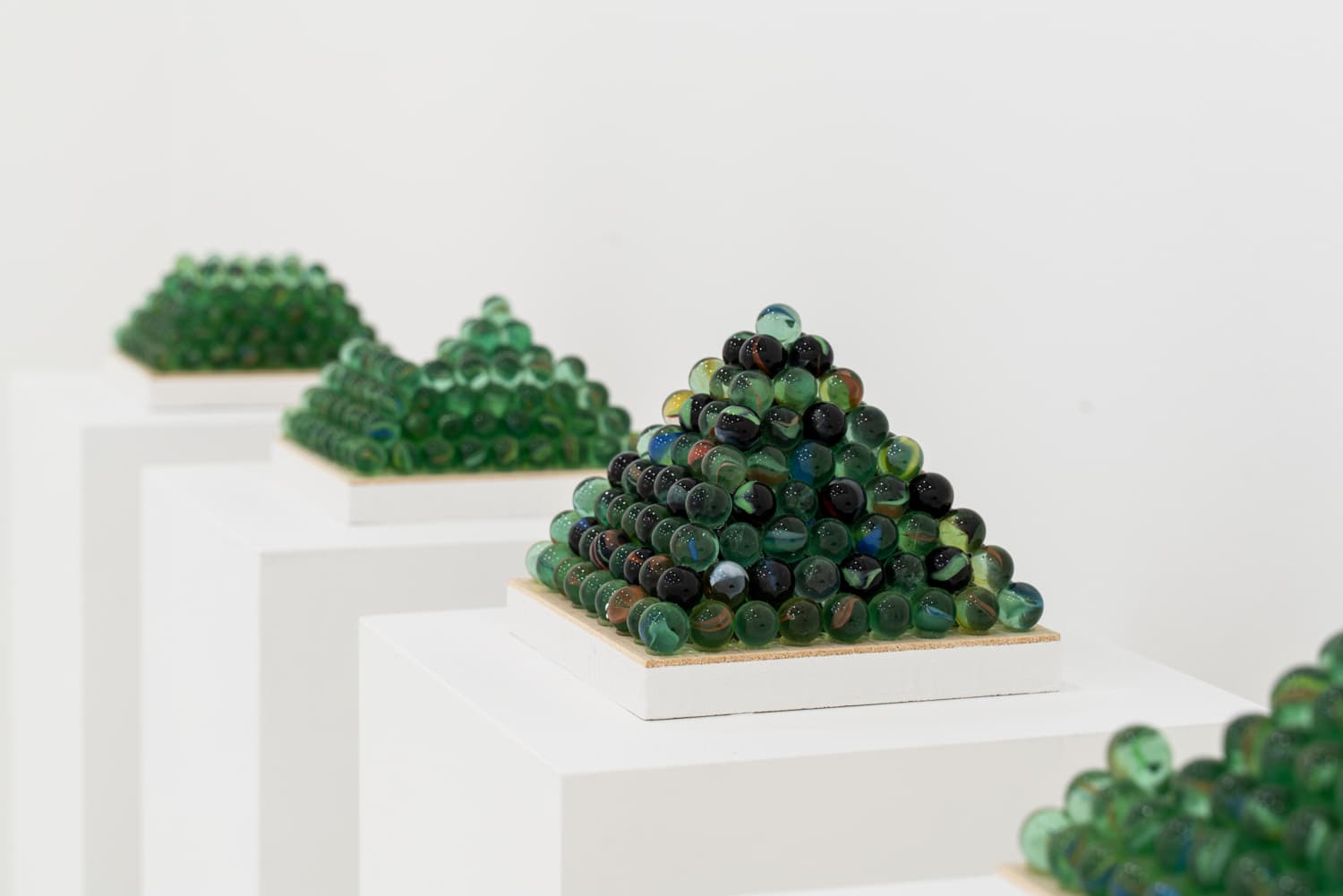 김재희, <il gioco> 15 x 15 cm, each marbles on wood, 2015 ⓒ디스위켄드룸, 이정우 스튜디오 촬영