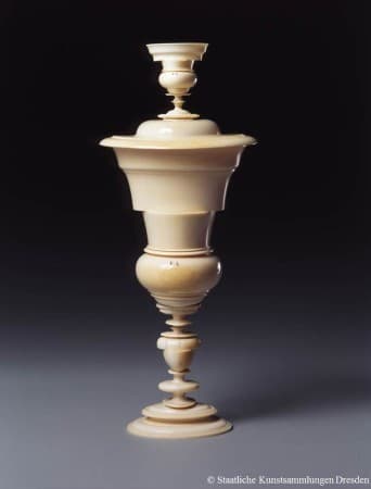 <타원형의 뚜껑이 있는 잔>, 1587년, 그린볼트박물관 소장 © Staatliche Kunstsammlungen Dresden