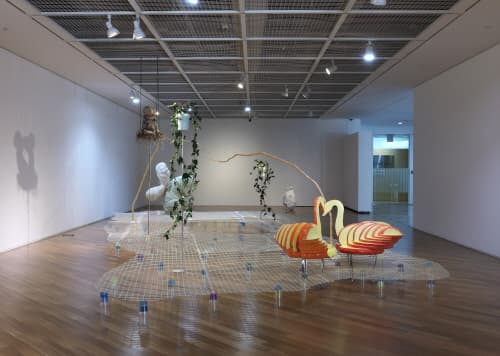 현정윤, 내가 너의 곁에 살았다는 걸 철망, 에폭시, 플라스틱 컵, 레진, 펜던트, 인조식물, 연질우레탄, 철, 시바툴, 체인, 천 위에 프린트, 지푸라기, 유토, 스티로폼본드, 수채물감, 아크릴, 석고, 껌 가변설치 (Dimension variable)