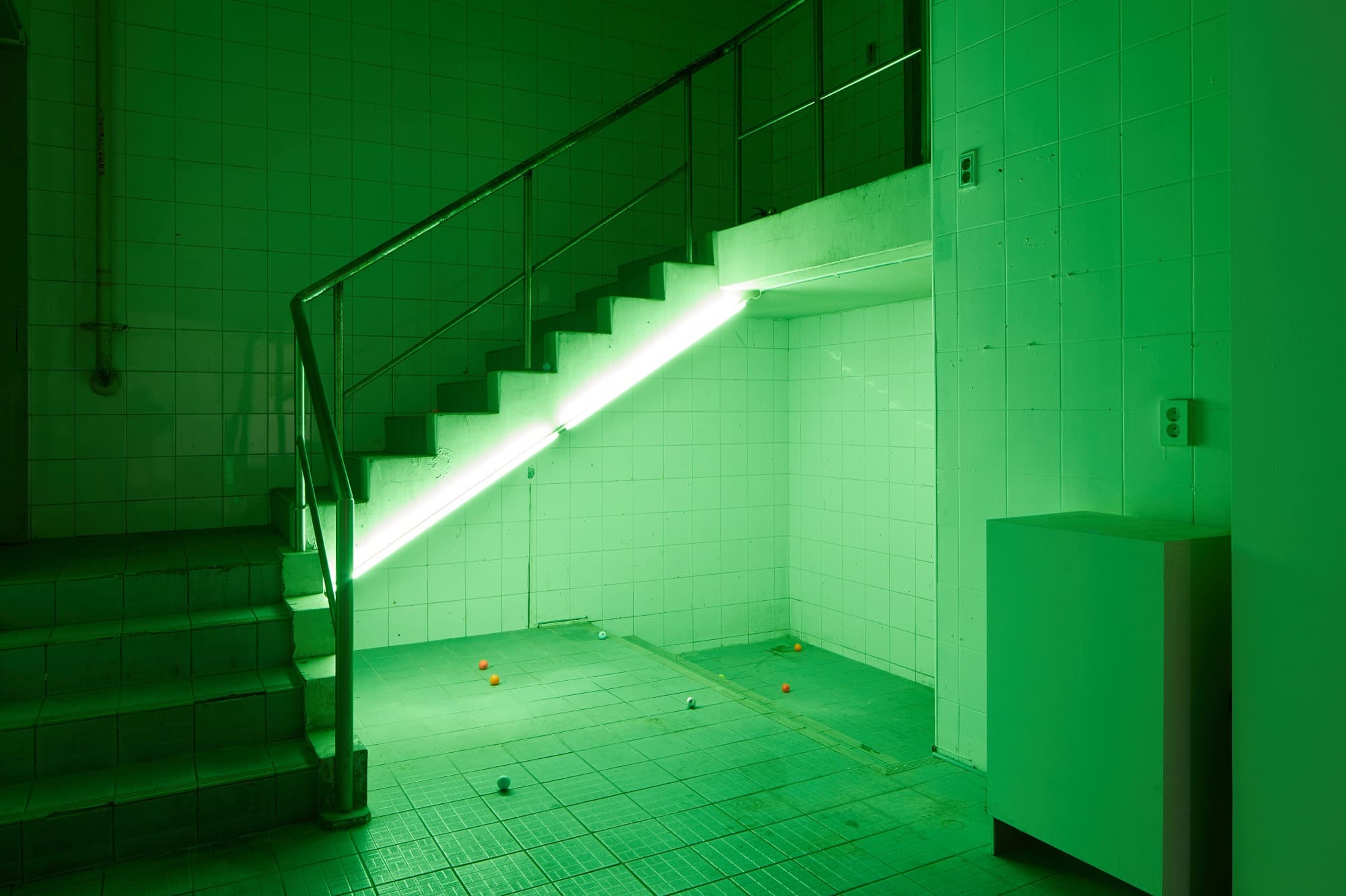 이윤이,  2018, T5 green lights on stair, lost balls, 252 cm 사진: 김연제