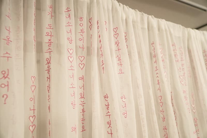 박슬기, 러브레터, 400x150cm, 쉬폰에 자수, 2019