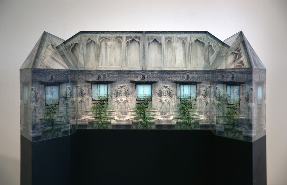 고명근, 빌딩의 꿈 10, 2002, 디지털필름 입체 콜라쥐, 64 × 139 × 79cm, 국립현대미술관