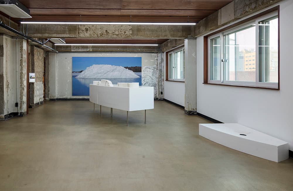 문서진_살아 있는 섬(Living Island)_2020_사진, 디지털 프레임, 책, 일지 등 혼합매체_가변설치 ⓒSujin & Art Centre Art Moment