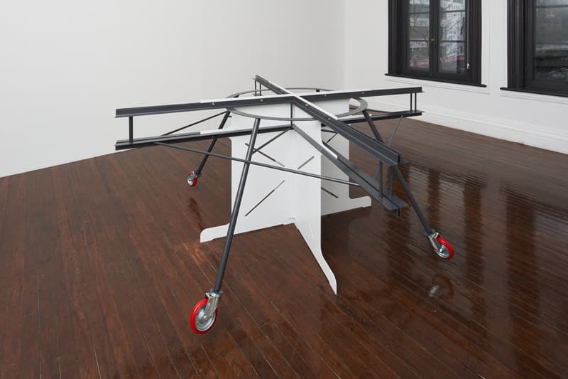 김민애, <화이트큐브를 위한 규조물>, 2012, 철 도색, 우레탄 바퀴, 각 100×140×140cm(×4개) + <네 모서리>, 2018, 알루미늄 도색, 115×160×160cm, 총: 115×280×280cm