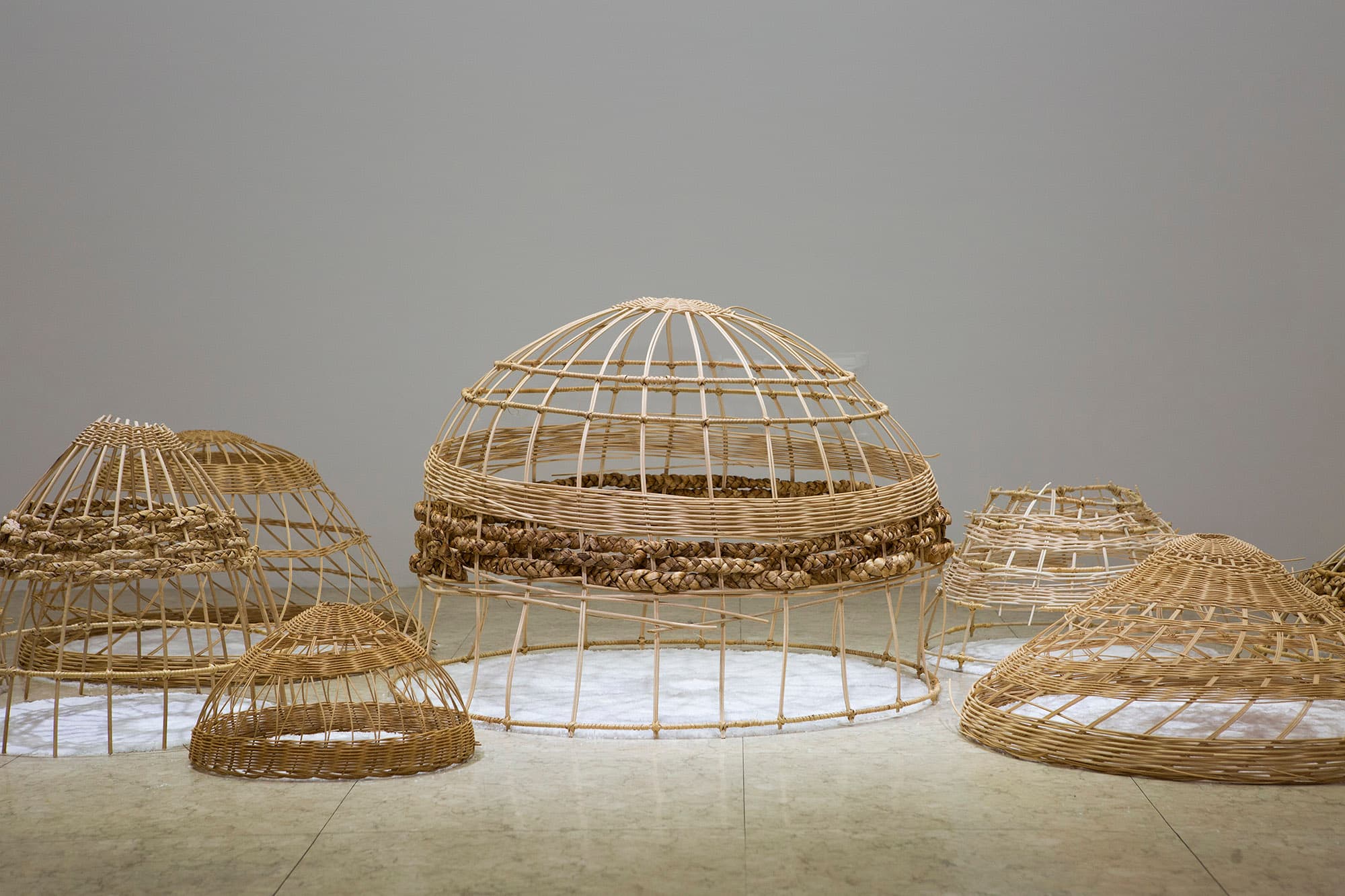 곽이랑_염_Acrylic on hospital curtain, Rattan, Salt_(Curtain_each)200x180cm, Dimension variable, 2020-2021