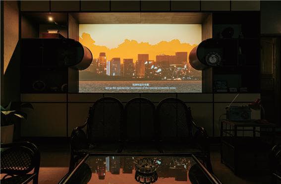 장리런 & 청위안 & 루이란신 CHANG Li-Ren & CHENG Yuan & RUI Lan- Xin, < FM 100.8 > (2019) 영상 설치 가변크기