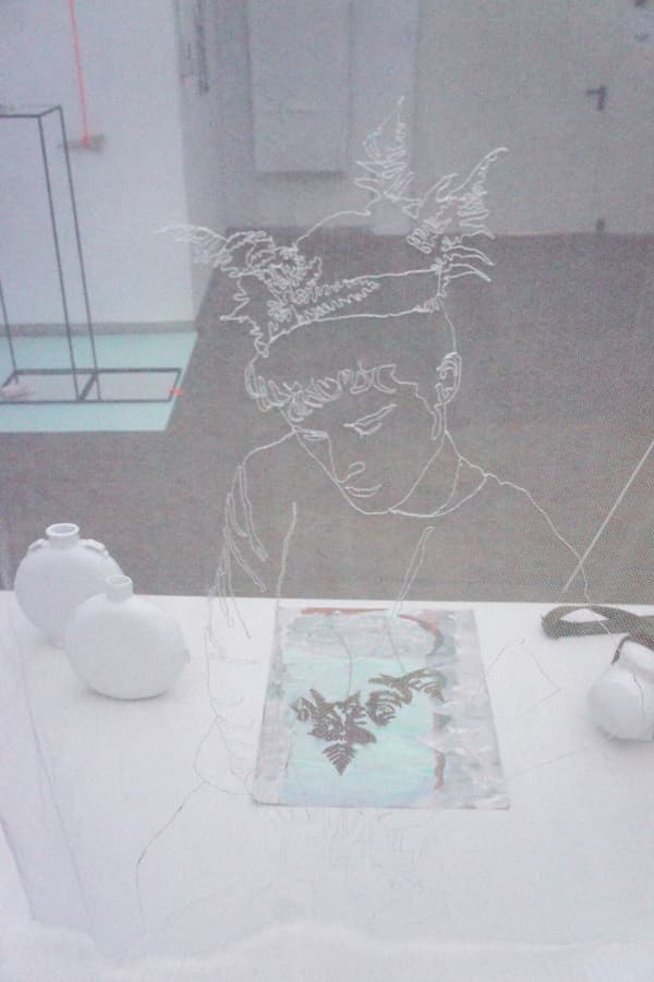 루카스 타인,<Untitled>, 믹스미디어, 가변설치, 2017