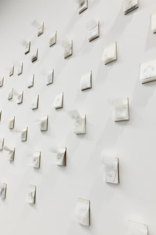 박관택, 마음의 속도, 2017-2019, 트레이싱지에 드로잉 61개, 선풍기, 가변설치