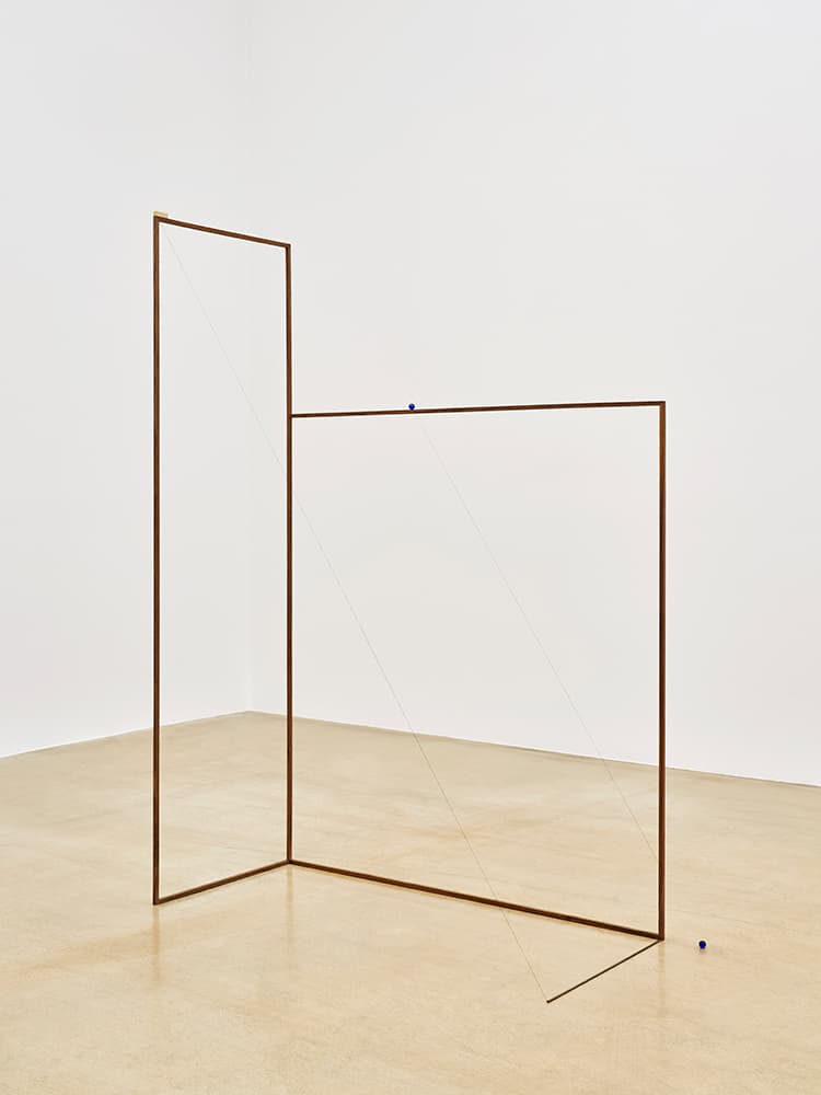 오종, 〈Line Sculpture #24〉, 2022. 나무, 구슬, 철사, 실, 황동, 못, 168.8 x 120 x 50 cm. 이미지 출처: 원앤제이 갤러리. 촬영 이의록.