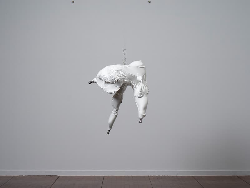 이불, <Untitled>, 조각, 알루미늄 형틀에 폴리우레탄 핸드커팅, 폴리스터 퍼티, 에폭시 코 팅, 91x77x100cm, 2004