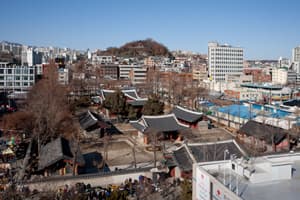 동관왕묘 전경 보물 제142호  서울시 종로구에 소재한 관왕묘이다. 중국의 관우를 모신 묘사로 1601년 준공되었다.