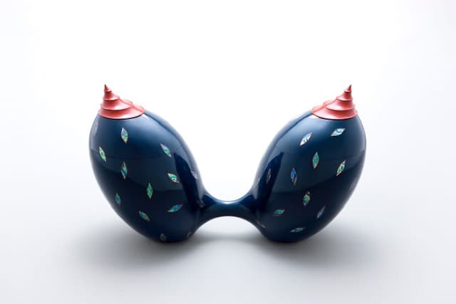 윤상희, <붉은 젖가슴>, 3D 프린팅, 옻칠, 삼베, 자개, ABS, 황동, 금도금, 350×600×220mm, 2017