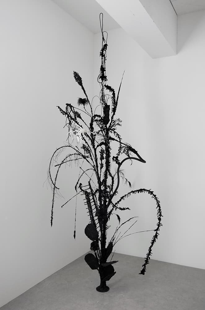 조이솝, 악의 꽃, 2021, 실리콘, 철, 털실, 깃털, 레진 및 혼합재료, 가변크기.