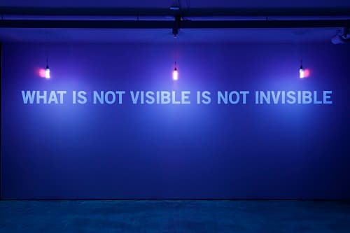 줄리앙 디스크리_What is not visible is not invisible, 2008 UV light, UV paint Variable dimensions