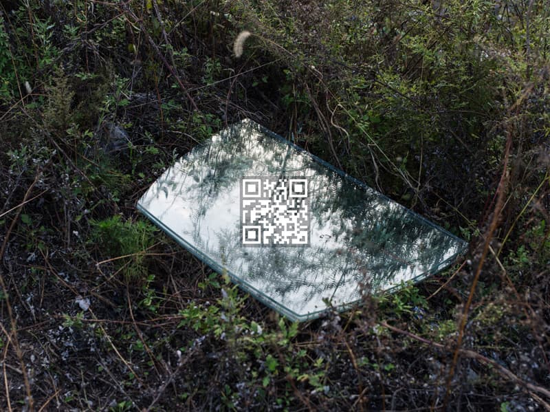 홍진훤, <이제 쇼를 끝낼 때가 되었어>, 2019, 피그먼트 프린트에 QR 코드, 60x80cm