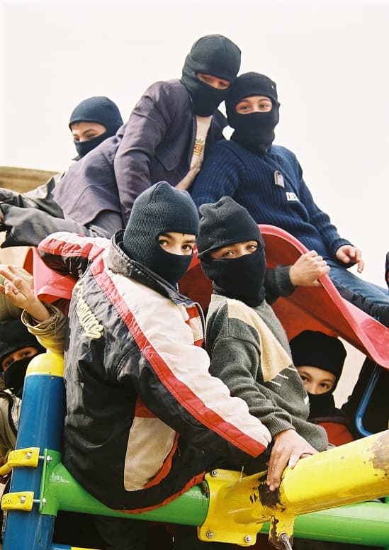 에르칸 오즈겐, 어른의 놀이, 2004, 단채널 비디오, 컬러, 사운드, 3분 56초.