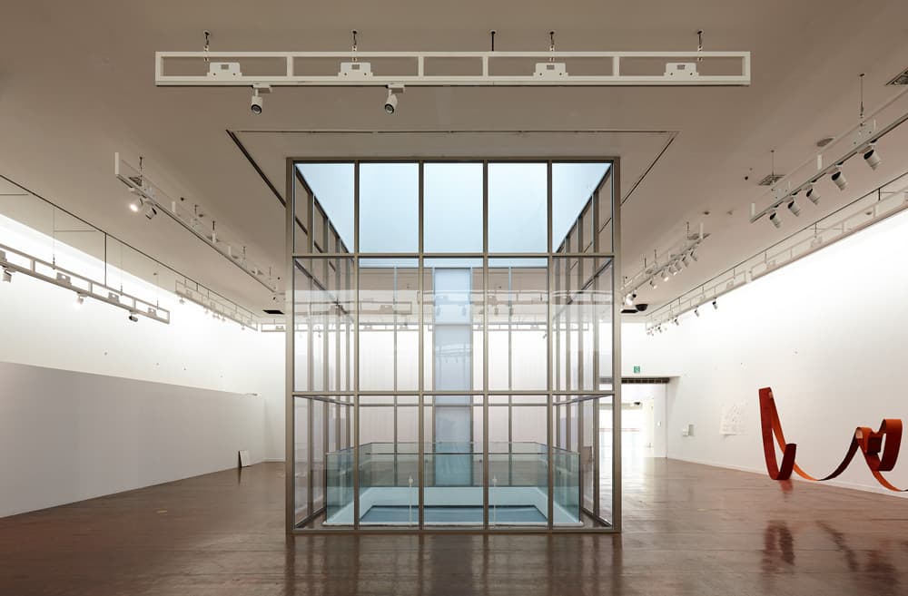 김동희, <시퀀스 타입:2>, 2020, 설치 알루미늄, 폴리카보네이트, 480x480x540cm