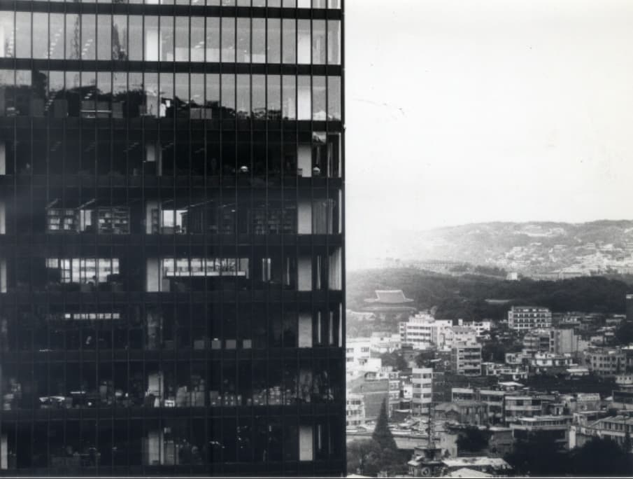 김중업건축연구소/김중업, 삼일로빌딩 (1970), 삼일로빌딩 사진 (연도미상), 종이에 흑백인화, 17.8 × 23.8cm, 김중업건축박물관 소장