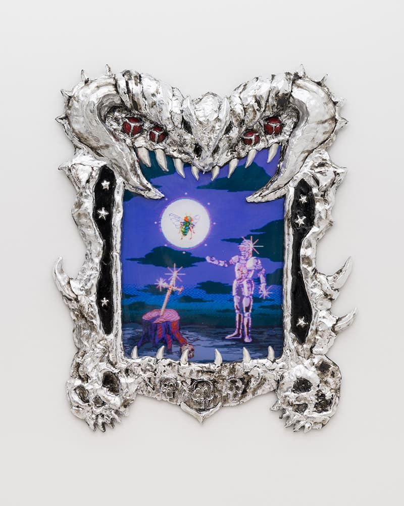 김한샘 <철 속의 악마 The Devil in Iron> 2021, aluminium leaf, pigment print, resin, 97 x 80 x 11 cm 디스위켄드룸 제공