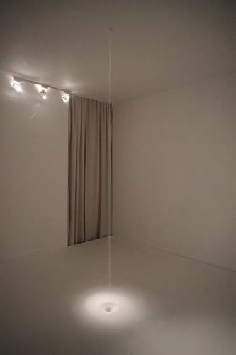 민혜기, 정지된 선(김성훈과 협업), 2017 모래, 철, 나무 등 Variable dimensions