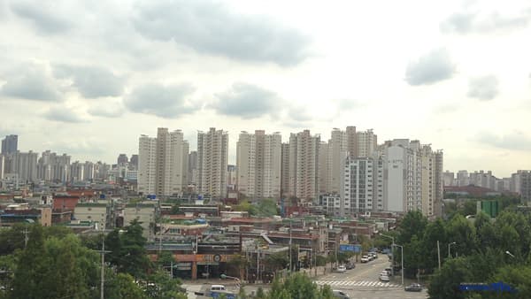 나 여기 있어요