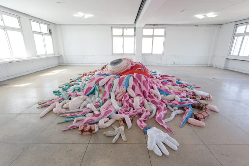 남진우 <Remains ofthe Kingdom> oil, cotton, cotton wool, beachball, thread_dimensions variable, 2015