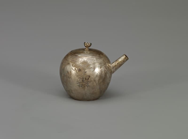이왕직미술품제작소, <은제‘미’명주전자銀製‘美’銘酒煎子>,  1911-1917, 은, 높이 7.9cm, 뚜껑높이 1.4cm, 바닥지름 7.2cm