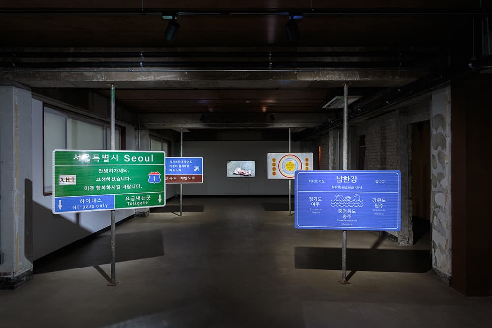 컨템포로컬_일루전 사인_알루미늄판에 고휘도시트지인쇄_2022_ⓒArt Centre Art Moment. All rights reserved.