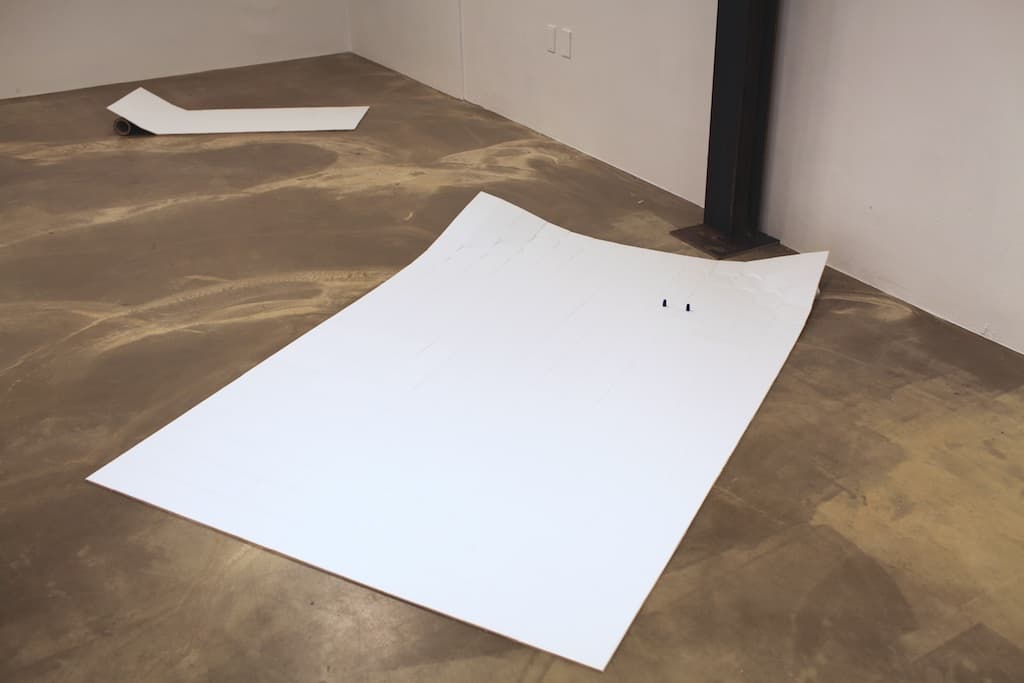 이상철, Cloud  타일, 시트지, 비닐롤, 맥주캔, 귀마개_16×140×50cm, 15×200×150cm_2016