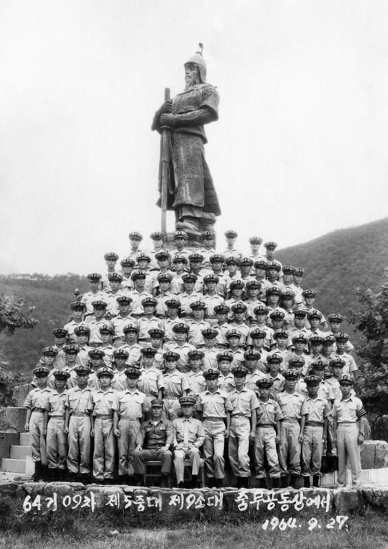 동상의 시대_제5중대 제9소대 단체 기념사진, 1964