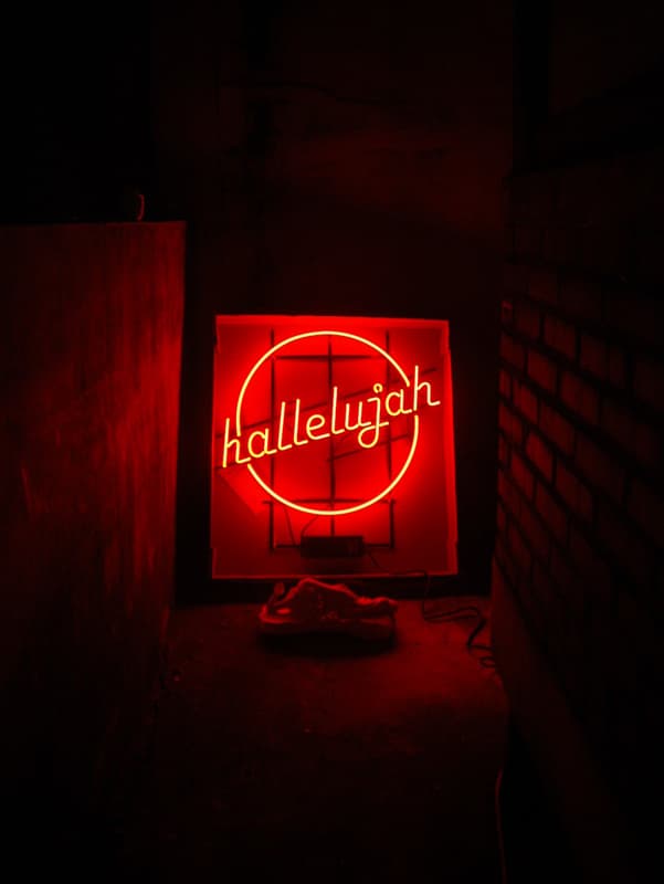 우민정, Hallelujah :  머리와 낮잠 사이, 가변설치, 석고 오브제, 네온싸인, 2017