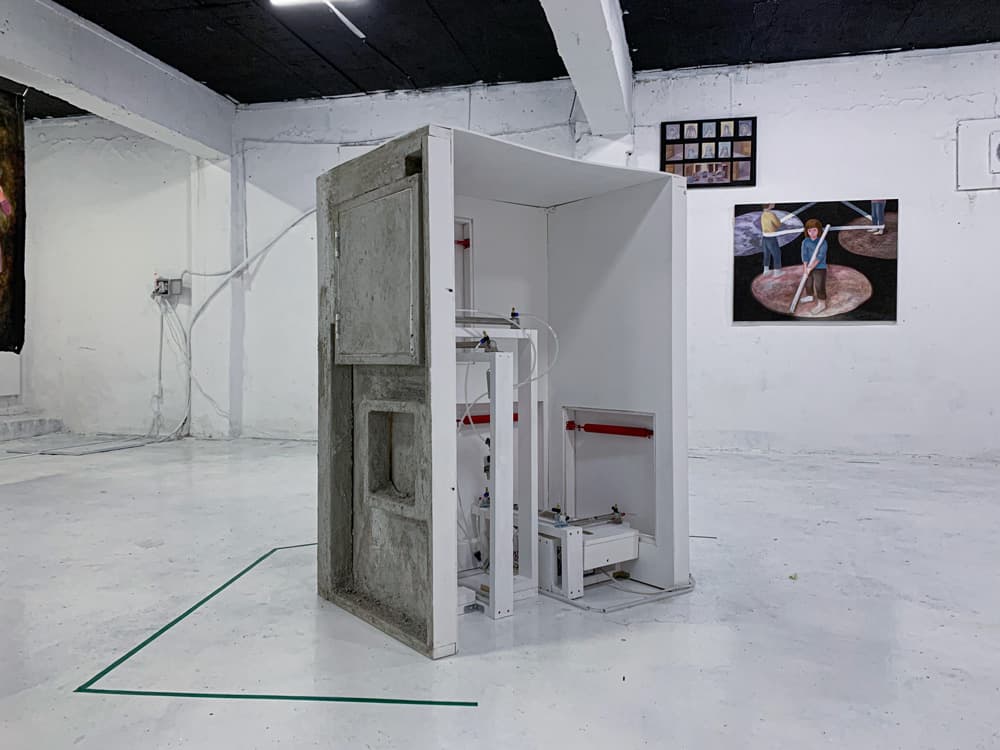 이초인, 문지기, 100x100x130cm, 나무와 도어 클로저, 도어 오프너 등 혼합재료, 2020