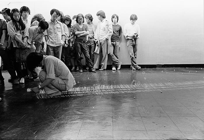 컴아트_이건용, 달팽이 걸음, 1980, 제7회 ST전 퍼포먼스 전경
