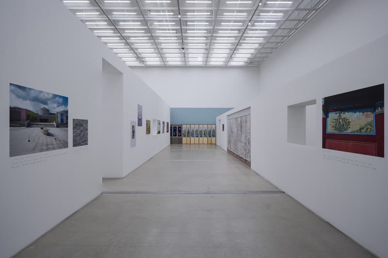박찬경, 작은 미술관, 2019, 벽, 사진, 대여한 미술 작품, 글, 병풍, 단채널 비디오(15분 50초), 가변크기. 영상제공 국립현대미술관. 국립현대미술관 설치 전경, 사진: 홍철기