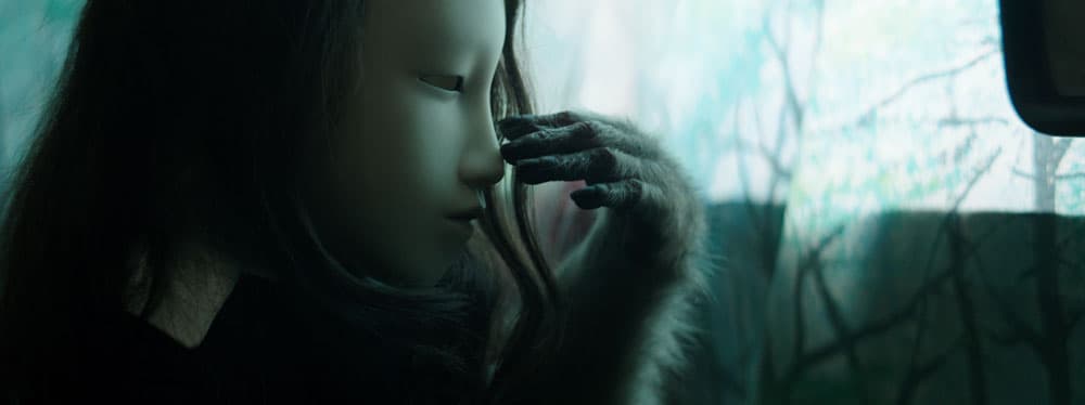 피에르 위그,〈(Untitled) Human Mask〉, 2014, 필름,컬러,스테레오,사운드, 2:66, 19분, 작가및 런던 하우저&워스 갤러리 및 파리 안나 레나 필름 제공, ⓒ Pierre Huyghe