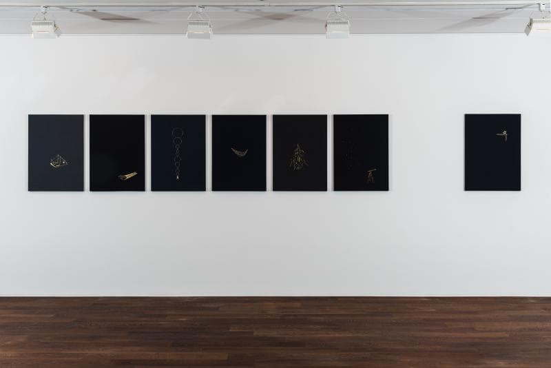 정철규, 지극히 오늘 일어나는 일, 원단위에 금색실 자수, 50x70cmx7개, 2019