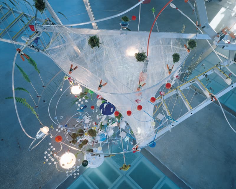 © Sarah Sze, Everything that Rises Must Converge, 1999, collection Fondation Cartier pour l’art contemporain, Paris Photo © Frank Oudeman