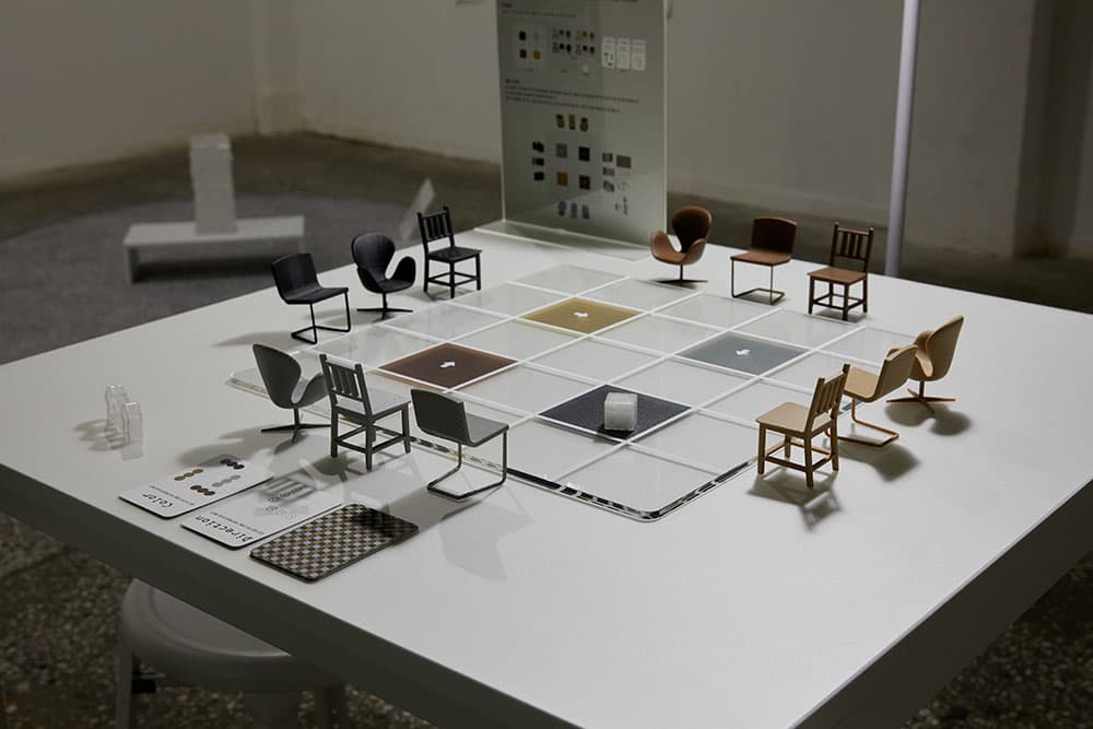 Noise Game_김수영_P to B_2023, 아크릴, PLA 필라멘트 3D 프린트, 종이, 플라스틱 피규어, 40 x 40 x 8 cm, 가변설치 ⓒ Sooyoung Kim