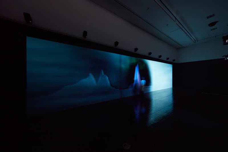 권하윤, <그 곳에 다다르면>, 인터랙티브 미디어 설치, 키넥트 센서, 컴퓨터, 3채널 프로젝션, 사운드, 1500x500cm(가변크기), 2018, 사운드 디자인 : Pierre DESPRATS