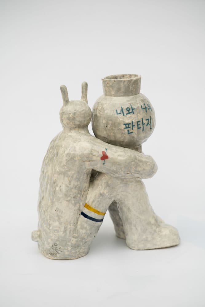 너와 나의 판타지, 2023, 석기질점토, 화장토, 유약, 33×24×38cm ⓒ Jeisung Oh