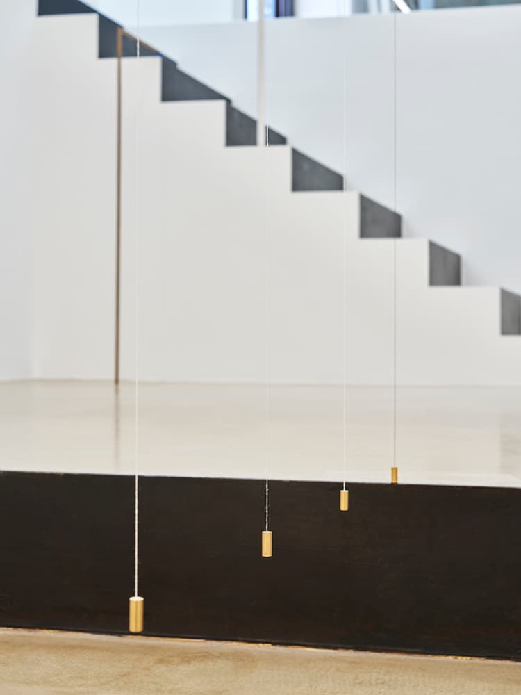 오종, 〈Room Drawing (light) #2〉(부분), 2022. 실, 페인트, 체인, 낚싯줄, 연필, 철사, 비즈, 못, 추, 형광 잉크, 가변 설치. 이미지 출처: 원앤제이 갤러리. 촬영 이의록.