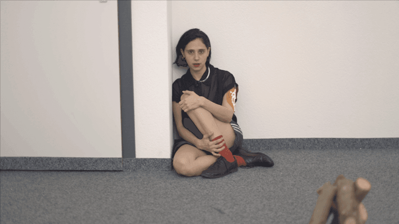 아나 윌드, 테크노 출산//미래 가능한 선물(先物)의 노래, 2019, 단채널비디오, 15분 13초