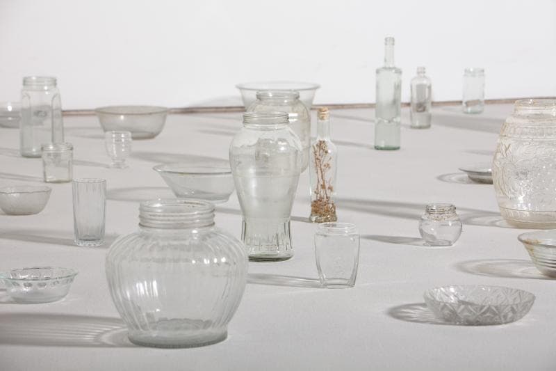 왕덕경, 빈 집, 머물러있는 것들(detail cut), 가변설치, installation silica sand, receptacles from demolition zone, 2015